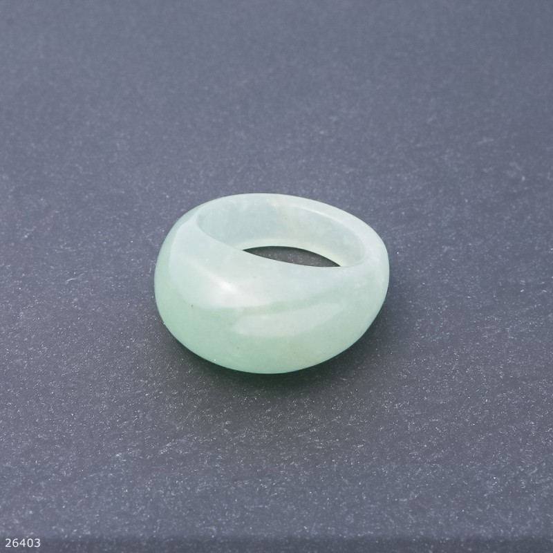 Pierścionek z naturalnego nefrytu, wysokość 6,5–15 mm, szerokość 4–8 mm, średnica 20 mm