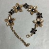 Bransoletka Lilie z czarnymi kryształami w kolorze ciemnego złota, szerokość 25 mm, długość 19–25 cm