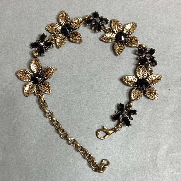 Bransoletka Lilie z czarnymi kryształami w kolorze ciemnego złota, szerokość 25 mm, długość 19–25 cm