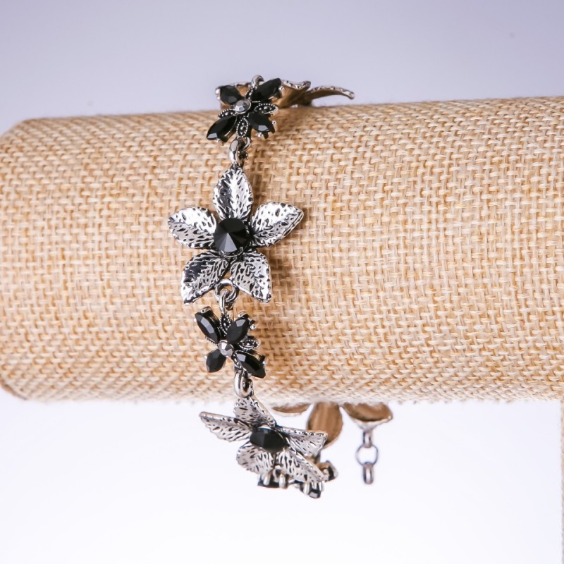 Bransoletka wieczorowa „Lilie” z czarnymi kryształami w kolorze starego srebra, szerokość 25 mm, długość 19–25 cm