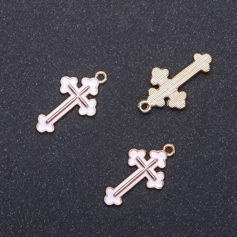 Zawieszka krzyżyk z białą emalią 'złoto', średnica 14 mm, długość 26 mm, średnica 1,7 mm, opakowanie 10 szt. (+ -)