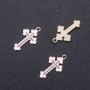 Zawieszka krzyżyk z białą emalią 'złoto', średnica 14 mm, długość 26 mm, średnica 1,7 mm, opakowanie 10 szt. (+ -)