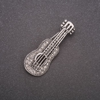 Broszka gitarowa w strassach, metal szary, 50×19 mm
