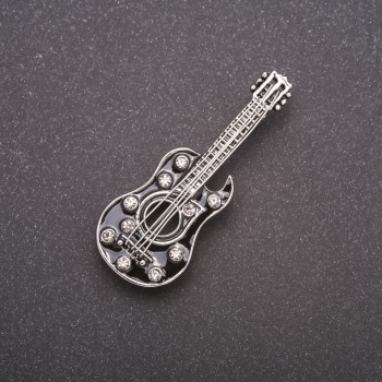 Broszka Gitara, czarna emalia w szarych kryształach, szary metal, 51×21 mm