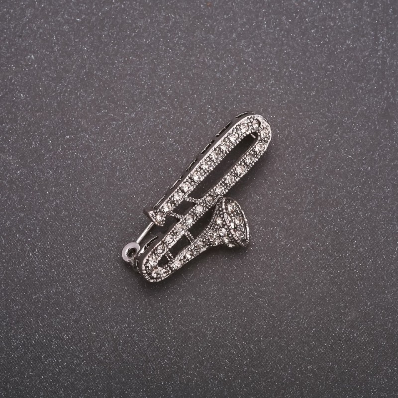 Broszka w kształcie fletu ze strassami, metal szary 38×19 mm