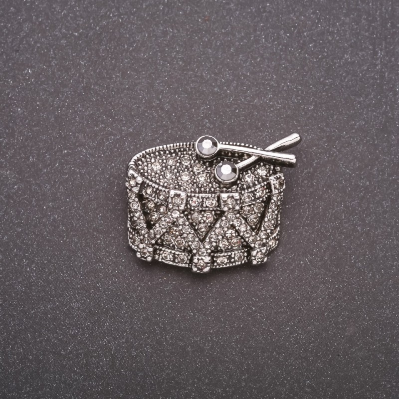 Broszka Bęben w strassach, szary metal, 32×26 mm