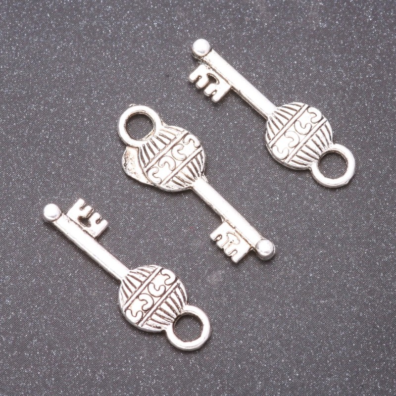 Zawieszka w kształcie klucza – okucia jubilerskie, 17×9 mm, otwór 3 mm, opakowanie 20 g ± 19 szt.