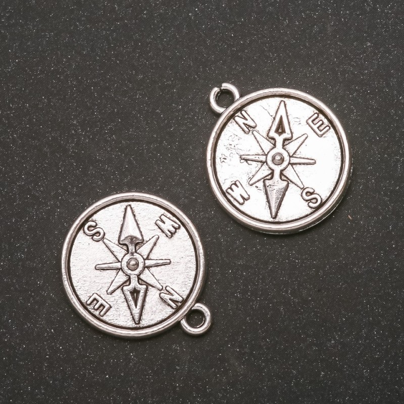Furnitura – wisiorek Kompas z szarego metalu 20×23 mm, średnica in-2, 4 mm fas. 20 g ±7 szt.