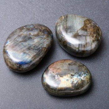 Aukcja suvenir naturalny kamień labradoryt cena za 100 g 53-85×40-53 mm ± różne rozmiary
