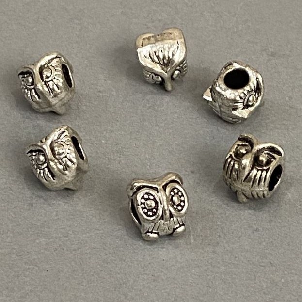 Koralik-zawieszka Pandora w kolorze jasnoszarego metalu – Sowa, d1-10 mm, d2-5 mm, opak. 7 szt.