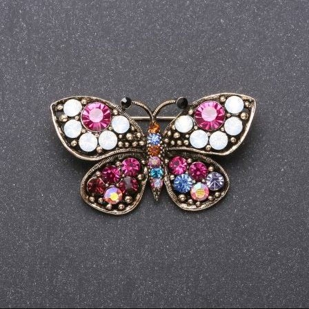 Broszka Motyl z wielobarwnymi strassami 43×25 mm, metal w odcieniu żółtym