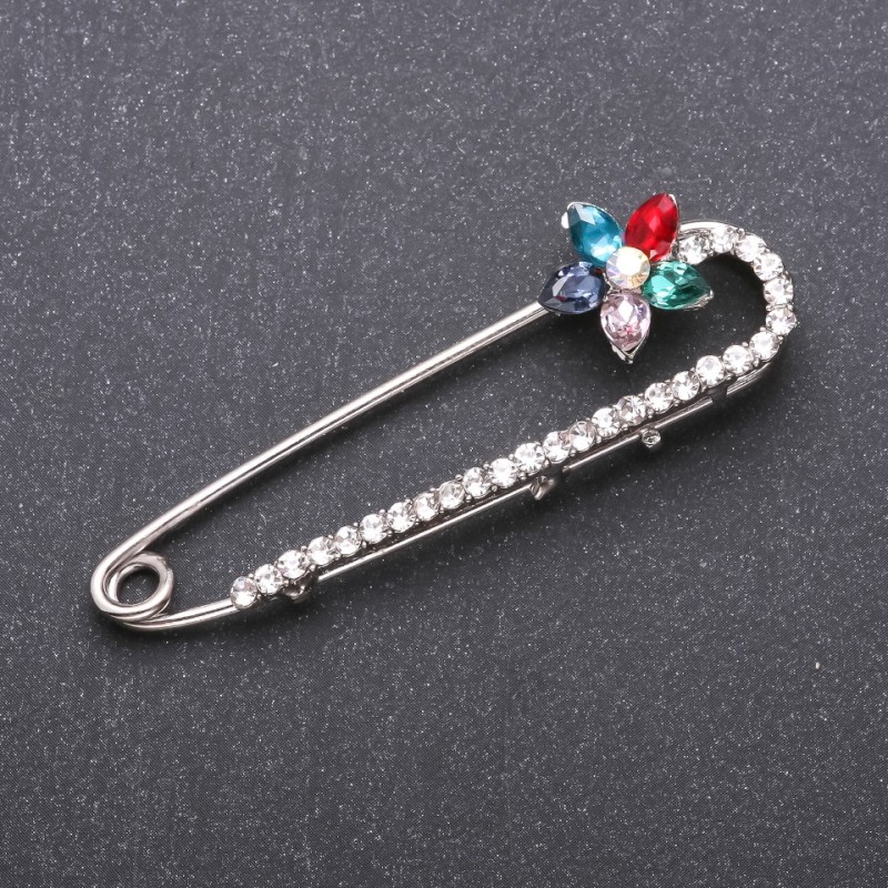 Broszka-spinka z wielobarwnymi kryształami ze szkła 64×19 mm, biały metal