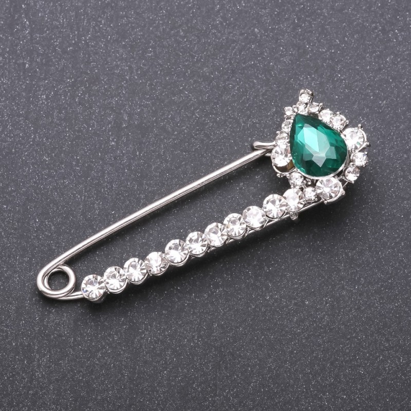 Broszka-spinka z zielonymi kryształami ze szkła 64×22 mm biały metal