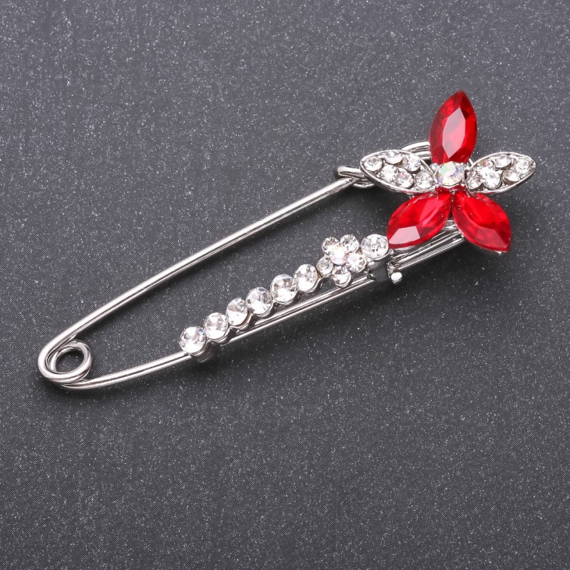 Broszka-spinka z czerwonymi kryształami ze szkła, 68 × 23 mm, biały metal