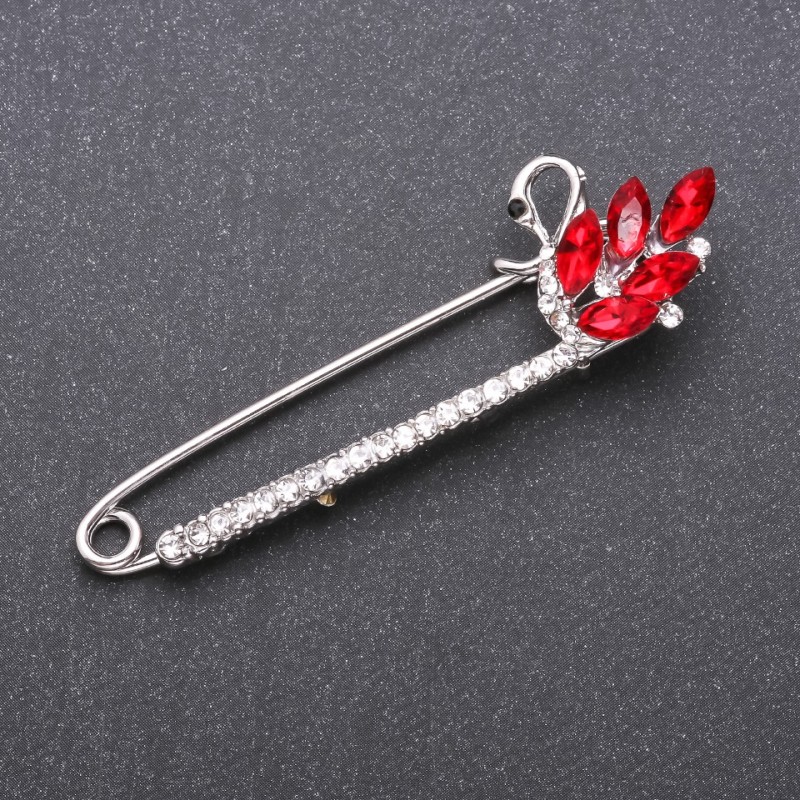 Broszka-spinka z czerwonymi kryształami ze szkła, 73×22 mm, metal biały