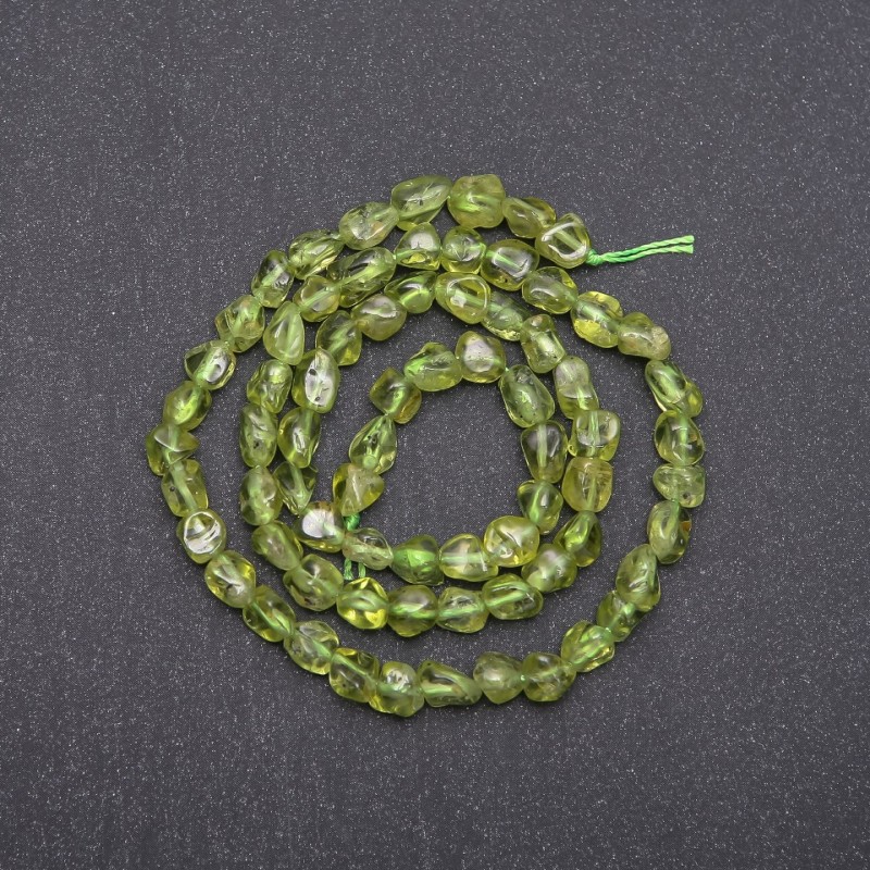 Koraliki na nitce z naturalnego kamienia – chryzolit fasetowane kuleczki o średnicy 6x5 mm, długość 40 cm