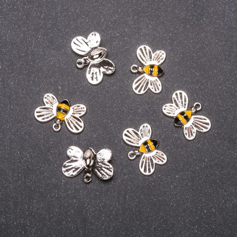 Zawieszka – Pszczółka, średnica 17 mm, długość 11 mm, metal biały, opakowanie 6 szt.
