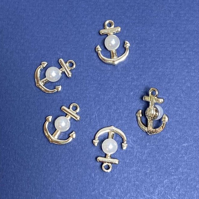 Zawieszka w kształcie kotwicy, średnica 14 mm, długość 18 mm, metal żółty, opakowanie 7 szt.