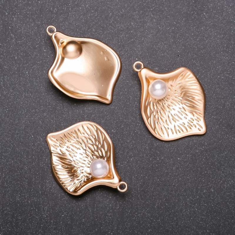 Cena za 1 sztukę! Zawieszka – Liść z koralikiem, średnica 25 mm, długość 34 mm, metal żółty