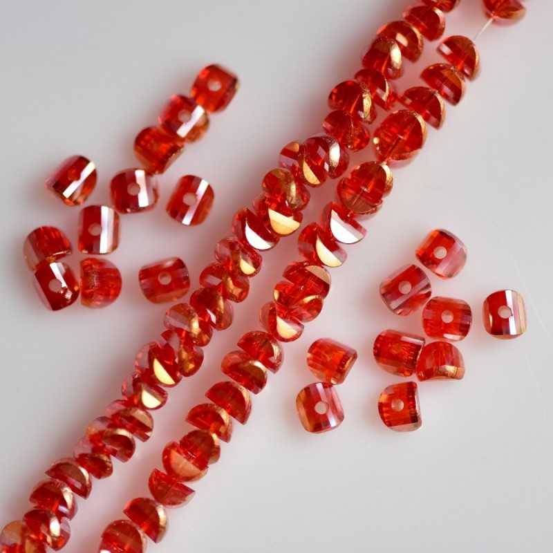 Kryształowe koraliki w stylu Swarovski czerwone z złotym nalotem benzynowym, średnica 2,5×4 mm, na nitce o długości 48 cm