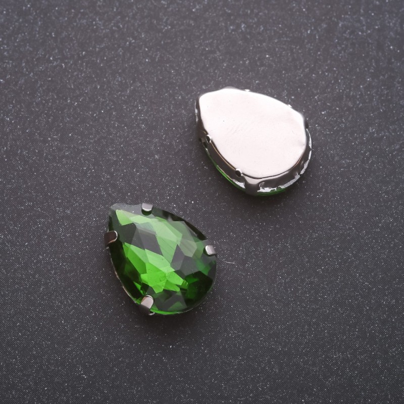Zielony naszywany kryształ w formie kropli 13×18 mm
