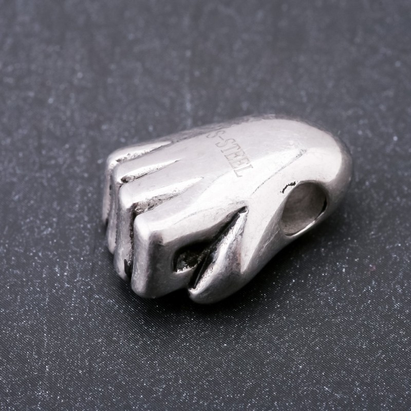 Koralik Pandora 'Pięść' ze stali nierdzewnej w stylu punk 25×18 mm