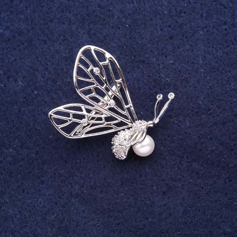 Broszka Motyl z białymi kryształami w stylu Swarovskiego, 30×28 mm, z białego metalu