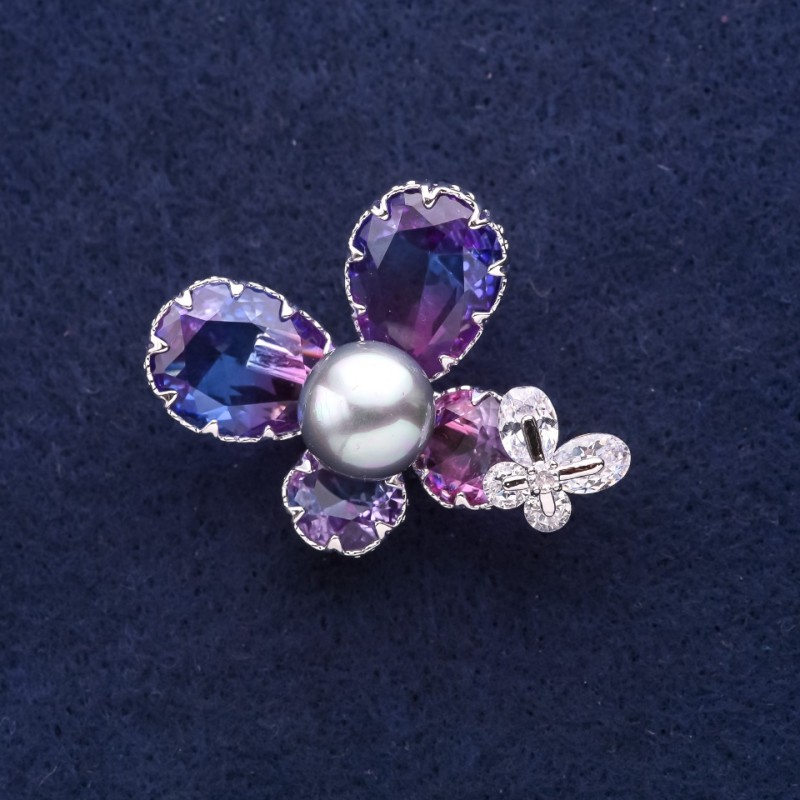 Broszka motyl z niebiesko-różowymi kryształami w stylu Swarovskiego 37×28 mm, biały metal
