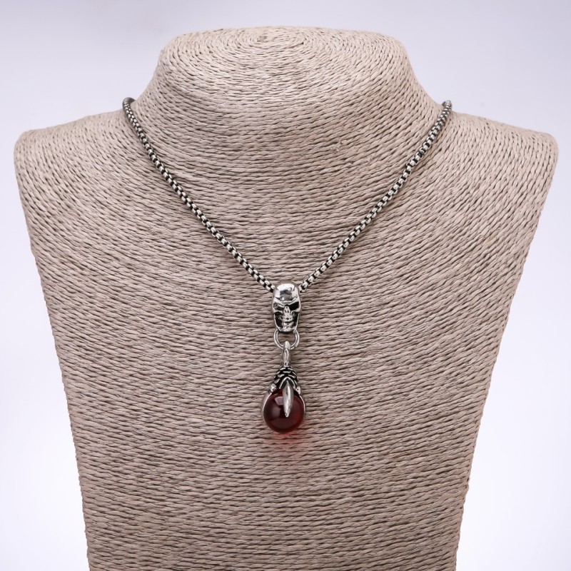 Wisiorek w stylu „punk goth” kula w pazurach 15×32 mm na łańcuszku, długość 65 cm
