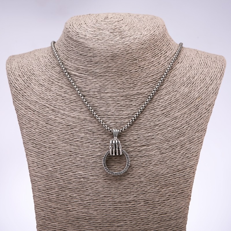 Wisiorek w stylu goth-punk – łapa z pierścieniem 24×6 mm na łańcuszku, długość 65 cm
