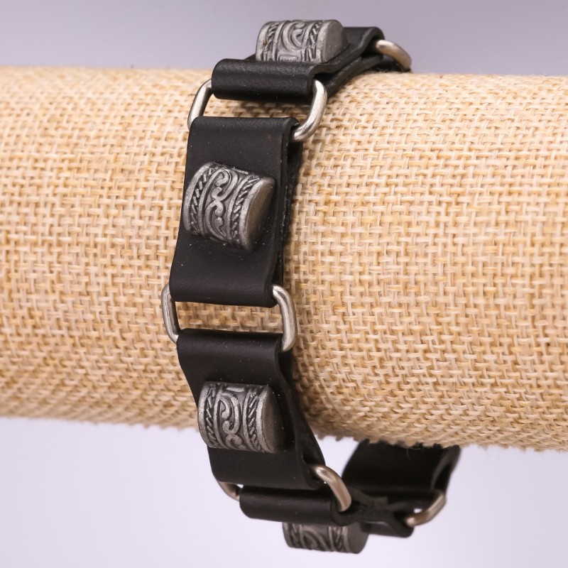 Bransoletka męska ze skóry ekologicznej z ornamentem w formie łań̨cuchowych ogniw, długość 20–23 cm, grubość 20 mm