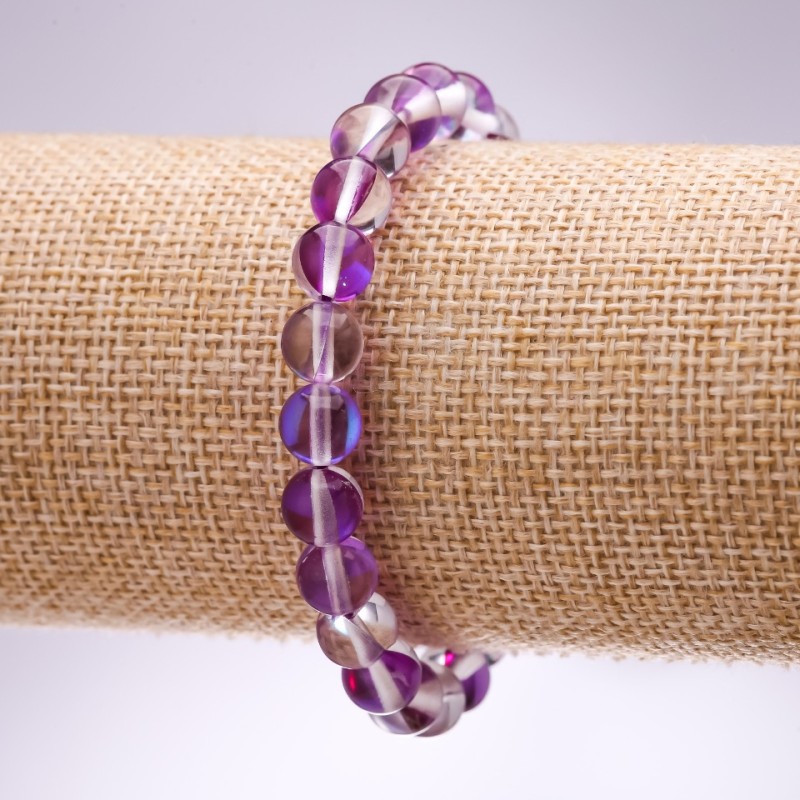 Bransoletka z opalowego szkła w fioletowym odcieniu, gładka kulka o średnicy 8 mm, długość 18 cm na elastycznej gumce