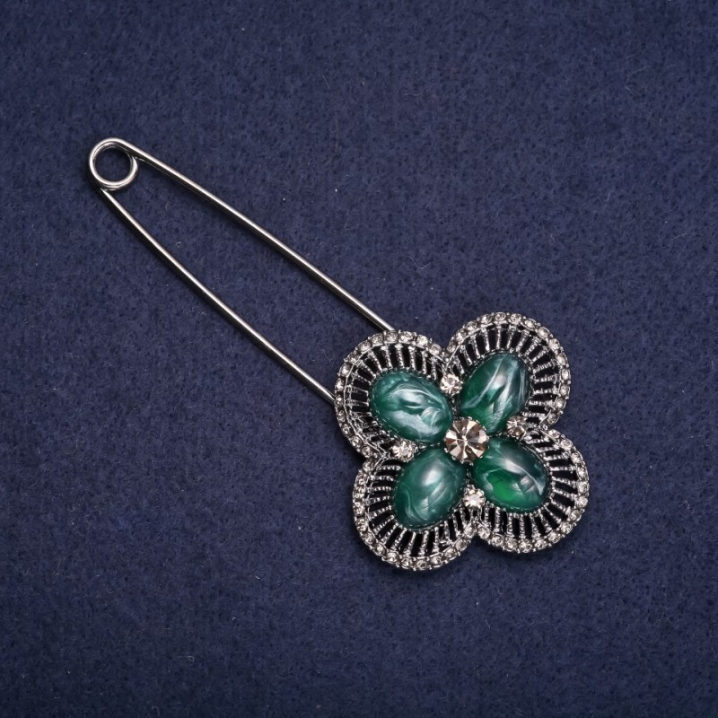 Broszka-spinka z szarymi cyrkoniami i zielonymi wstawkami, 92×42 mm, metal ciemnosrebrny