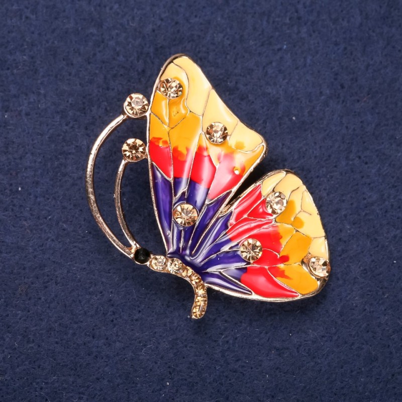 broszka w kształcie motyla z żółtymi kryształami, emalia w kolorach żółtym, czerwonym i fioletowym, 45×32 mm, z żółtego metalu