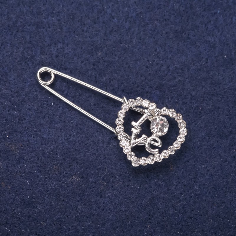 Broszka-spinka Serce LOVE białe kryształy 43×18 mm srebrzysty metal