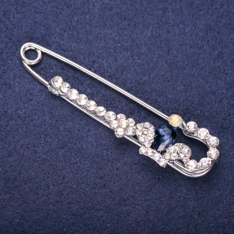 Broszka z szpilką Korona, białe kryształy, kolor kamienia niebieski, 76×18 mm, metal srebrzysty