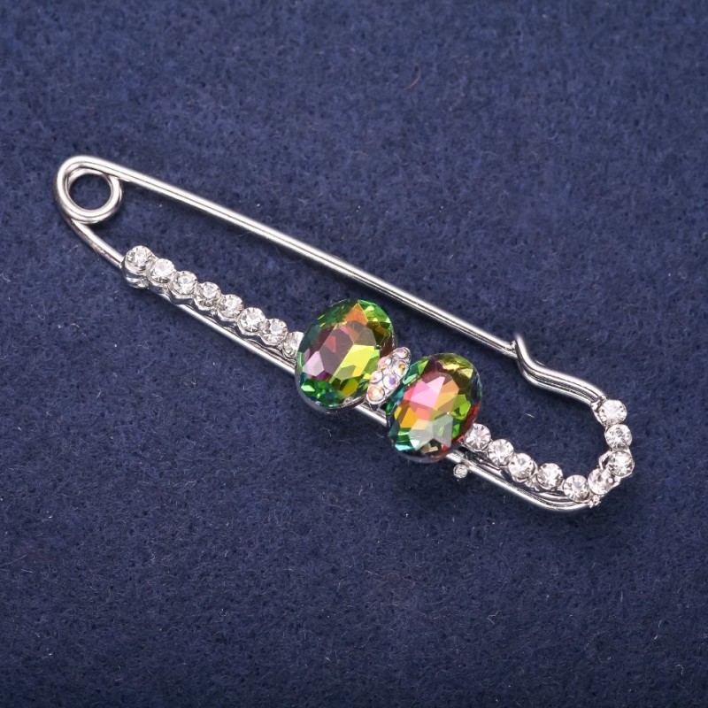 Broszka‑szpilka z białymi kryształami, kolor kamieni: malinowy i zielony, 72×20 mm, srebrzysty metal