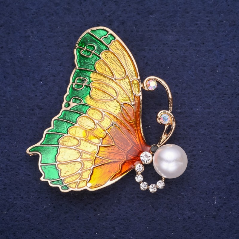 Broszka Motyl z białymi strassami, emalia, kolor zielony, metal żółtawy, 49×45 mm
