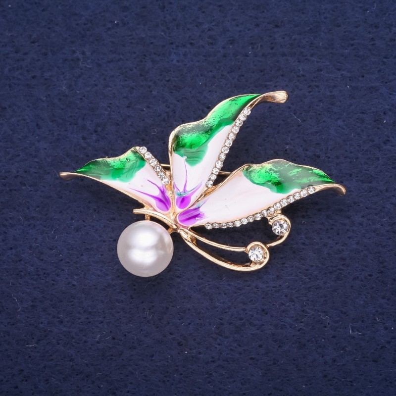 Broszka Motyl, białe kryształy, emalia, kolor: zielony, biały i fioletowy, z perłowym koralikiem, 40×30 mm, metal żółty