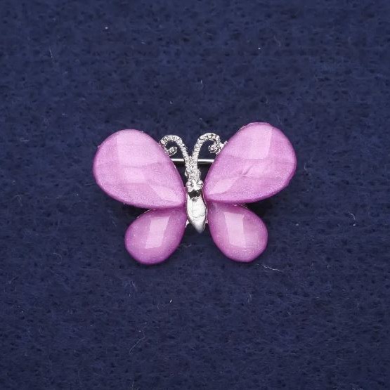 Broszka motyl mini, kolor fiołkowy, metal srebrzysty, 27×20 mm