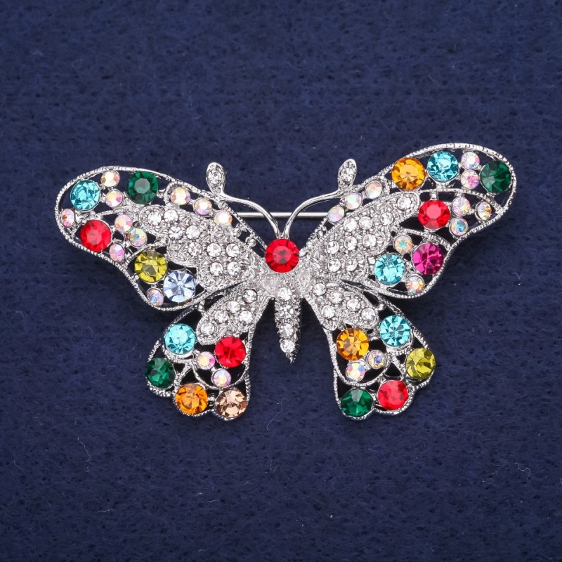 Broszka motyl z kryształkami w kolorach: czerwony, błękitny, różowy, zielony, malinowy, biały; 57 × 34 mm; metal srebrzysty