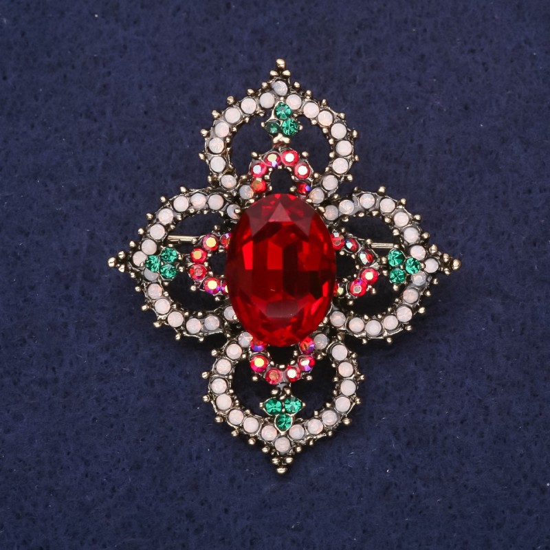 Broszka Order piękności z kamieniem i kryształami, kolor czerwony, biały i zielony, 49×42 mm, żółty metal