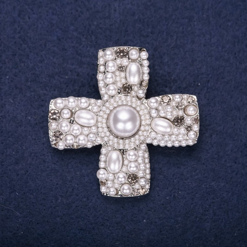 Broszka Order Piękności — perłowy krzyż, kolor biały, 47×46 mm, metal srebrzysty