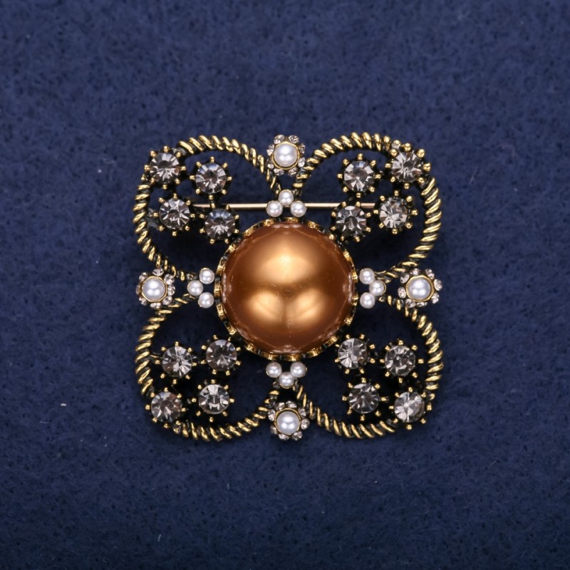 Broszka Order piękności z perłowym koralikiem i kryształami strass, kolor brązowy, szary i biały, 42×51 mm, metal w kolorze żółtym