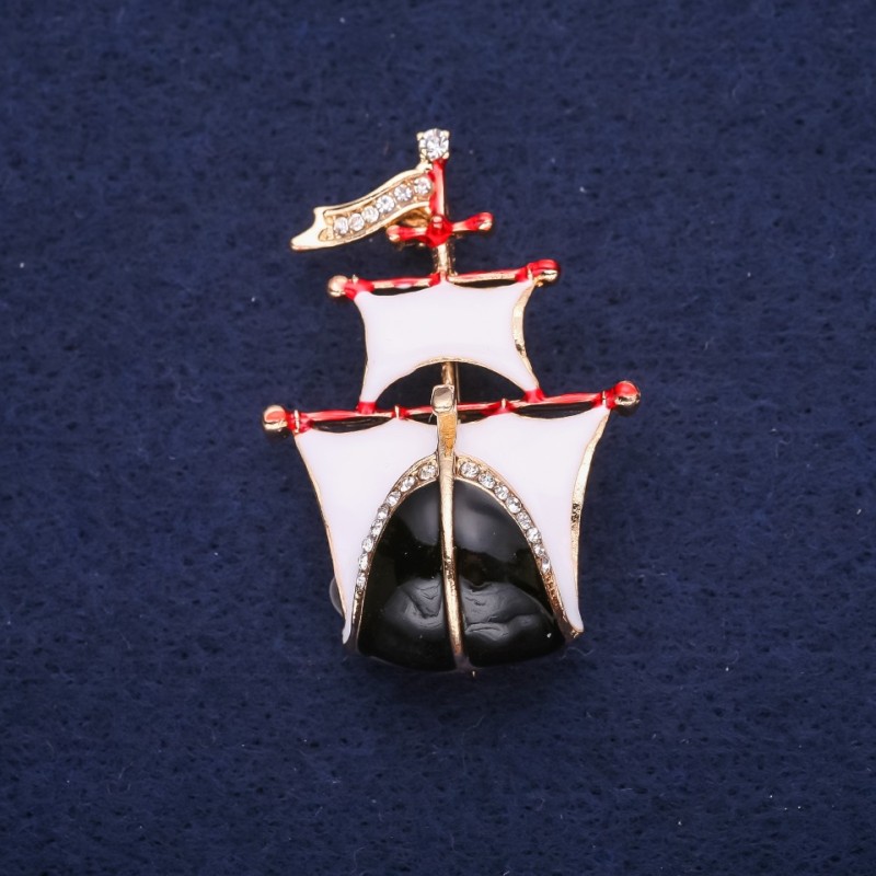 Broszka Statek z emalią, kolor biało-czarna, 30×44 mm, żółty metal