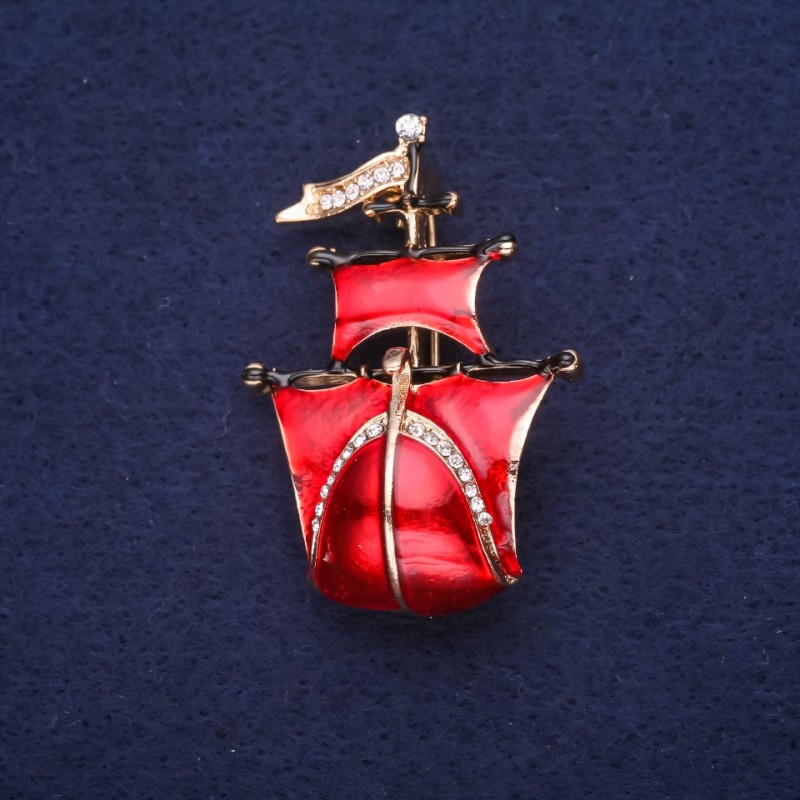 Broszka «Statek Ali» z żaglami, emalia, kolor czerwony, 30×44 mm żółtego metalu