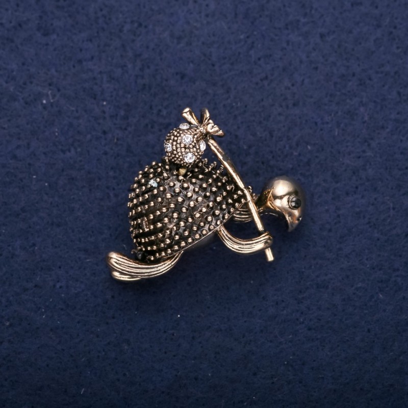 Broszka Żółw z węzłem, kryształami strass, kolor biały, 30×30 mm, metal żółty