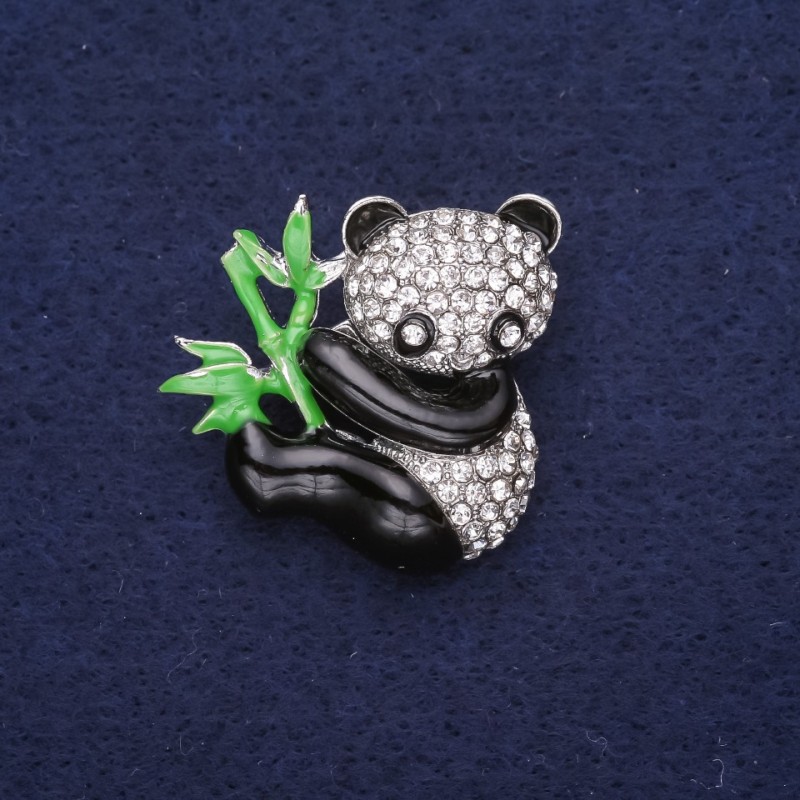 Broszka Panda z kryształami i emalią, kolor biały, czarny i zielony, 28×28 mm, metal srebrzysty
