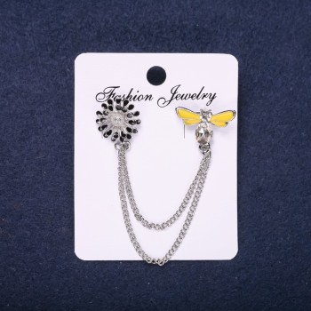 Broszka Akselbant Pszczoła z kamieniami emalii kolor biały, żółty, czarny 15 mm 20×15 mm metal srebrzysty