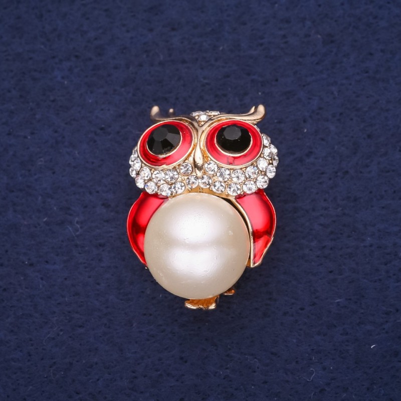 Broszka Sowa z perłowym koralikiem, emalia, strass, kolor: biały, czerwony, czarny, 32×22 mm, metal złocisty